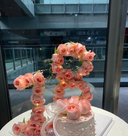 蛋糕花卉摆放艺术之美（如何用花卉将蛋糕装点得美轮美奂）